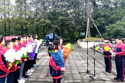 宝林小学祭扫烈士墓.jpg