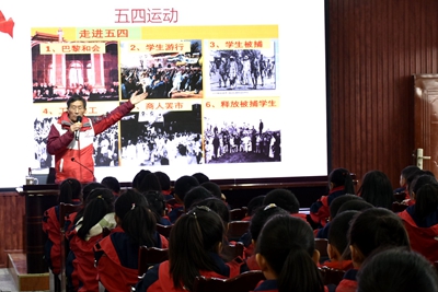 4王家荣爷爷作报告.jpg