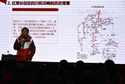 5王爷爷讲红军在崃山战斗故事.jpg