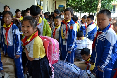 文昌小学少先队员现场捐物品.jpg