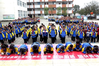 3前进小学和谐校园诚信相伴签名活动.jpg