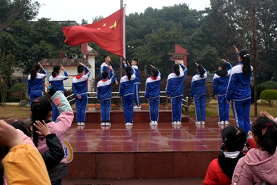 2-6.1中队升国旗.jpg