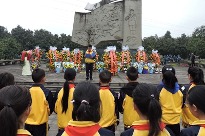 新安小学祭扫烈士墓1.jpg