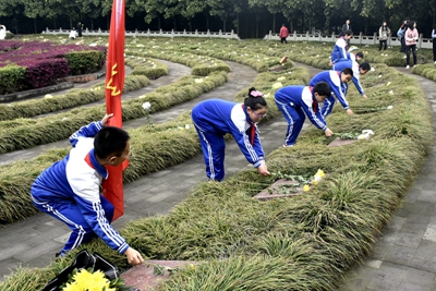 文昌小学少先队员向烈士墓敬献鲜花.jpg