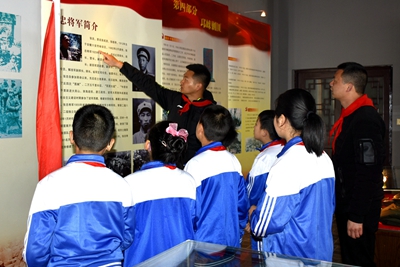 文昌小学参观纪念馆.jpg