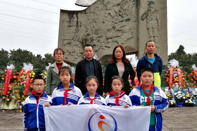 前进小学祭扫烈士墓.jpg