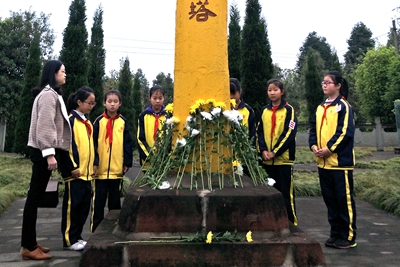 固驿小学在纪念塔前.jpg